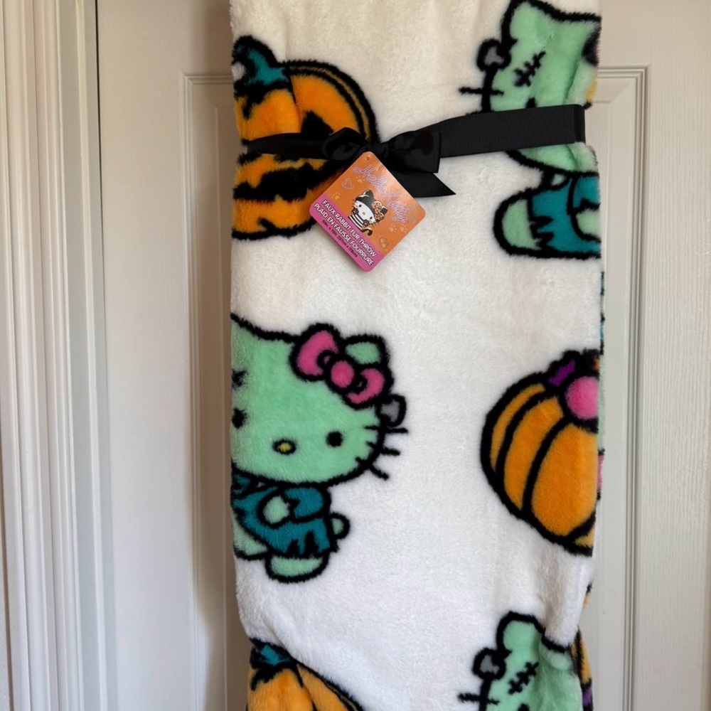 Hello Kitty faux fur frankie blanket